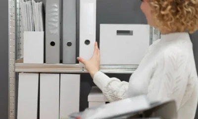 segretaria mette in ordine documento del DVR