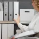 segretaria mette in ordine documento del DVR