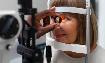 signora si fa visitare la cataratta da un oculista