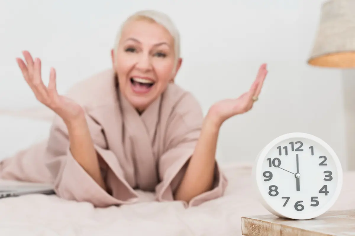 signora sorride con mani aperte accanto a orologio