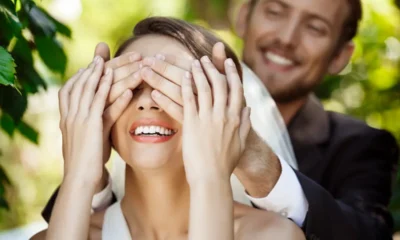 sposo tappa occhi a sposa che sorride