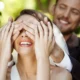 sposo tappa occhi a sposa che sorride