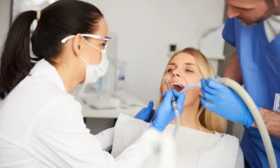 team di dentisti durante una estrazione dente del giudizio