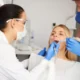 team di dentisti durante una estrazione dente del giudizio