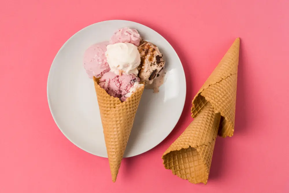 un cono gelato di colore rosa