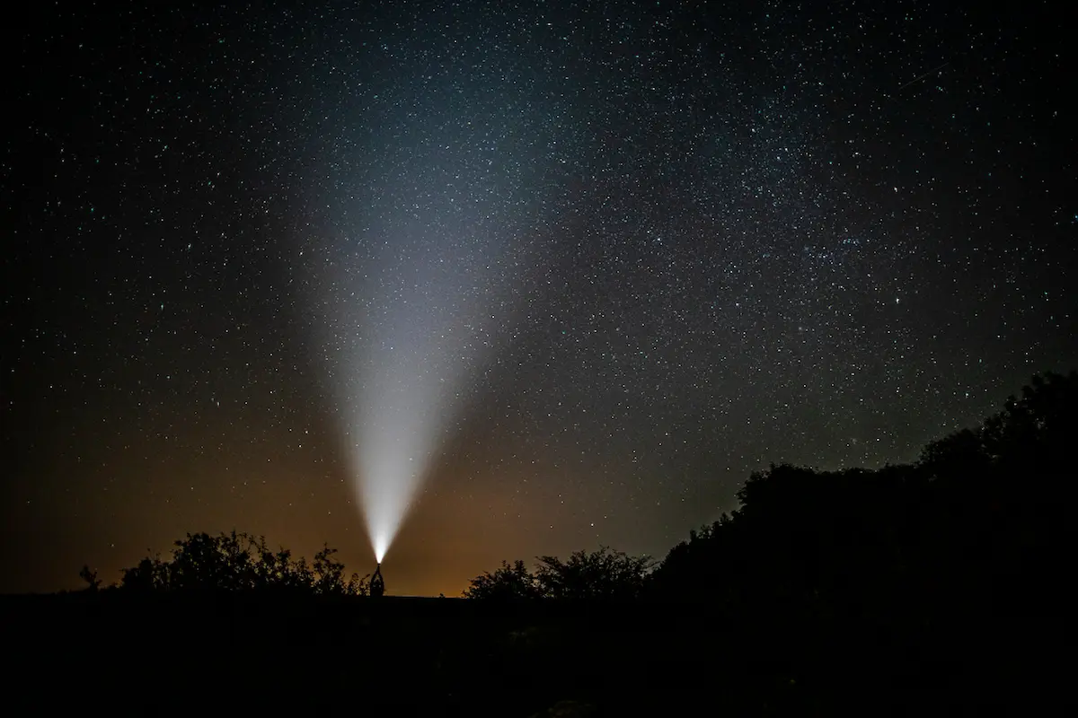 un faro nella notte che illumina la notte di san lorenzo