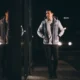 un uomo passeggia da solo di notte in strada