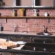 una Cucina in muratura con mattoni rossi