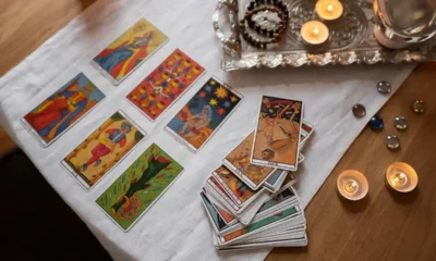 una tavola con tarocchi e candele