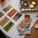 una tavola con tarocchi e candele