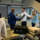 uomo controllato ai varchi checkin di un aeroporto