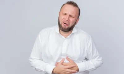 uomo di mezza etá con barba soffre di reflusso gastroesofageo