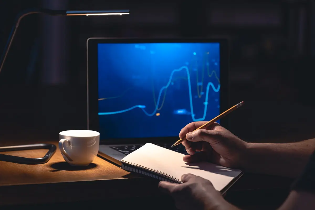 uomo mentre controlla andamento del fondo espero