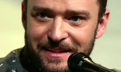 Justin Timberlake con microfono durante un evento