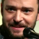 Justin Timberlake con microfono durante un evento