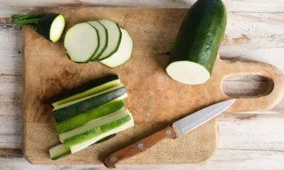 alcune zucchine tagliate con coltello in cucina
