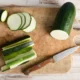 alcune zucchine tagliate con coltello in cucina