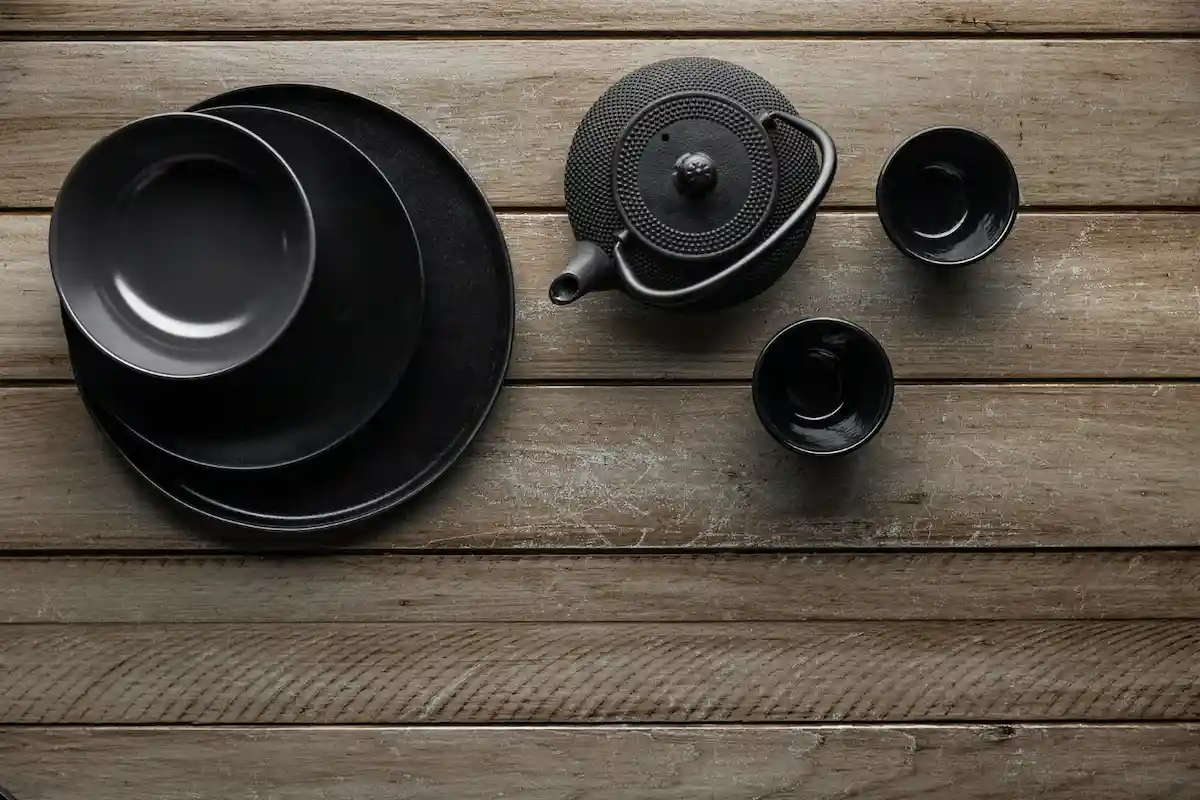alcuni oggetti e piatti di ceramiche nera