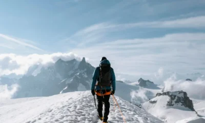 alpinista sulla vetta di un monte innevato