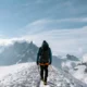 alpinista sulla vetta di un monte innevato
