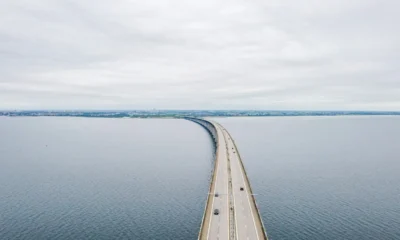 auto corrono su un ponte sullo stretto