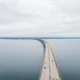 auto corrono su un ponte sullo stretto