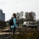 bambina ucraina cammina tra macerie e tank