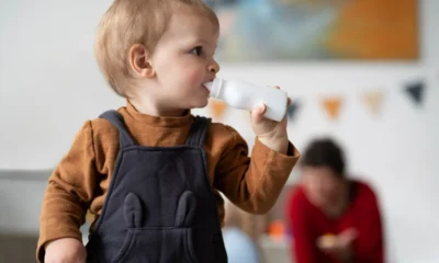 bambino di 1 anno beve latte vaccino