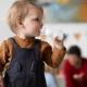 bambino di 1 anno beve latte vaccino