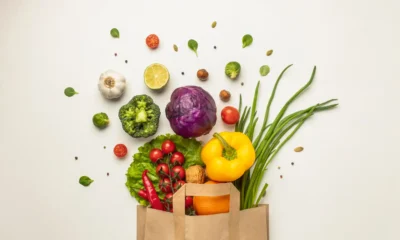 borsa di cartone da cui escono verdure