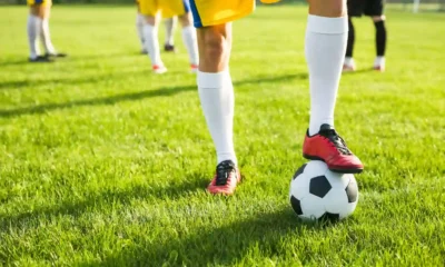calciatore con piede su pallone su campo