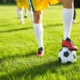 calciatore con piede su pallone su campo