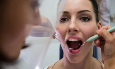 dentista visita donna con granuloma dentale