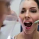 dentista visita donna con granuloma dentale