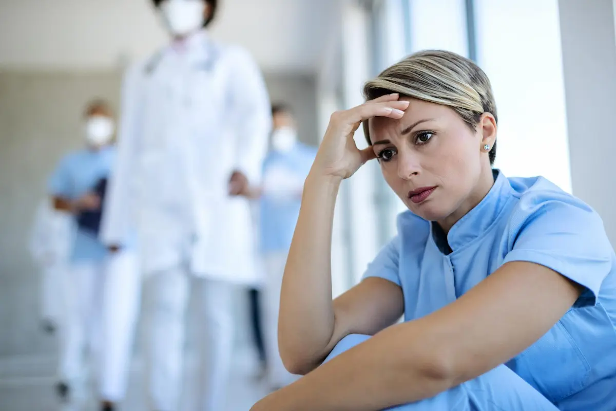 donna con mucocele preoccupata in clinica