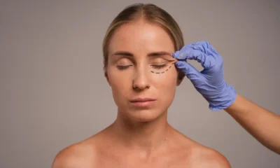 donna con occhiaie visitata da medico