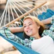 donna in vacanza su amaca sorridente