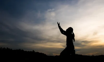 donna invocando divinità con braccia al cielo