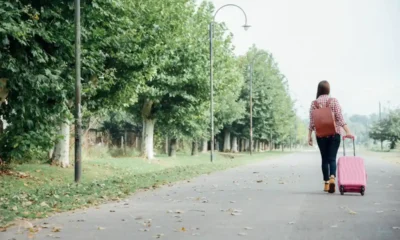 donna mentre abbandona il tetto coniugale
