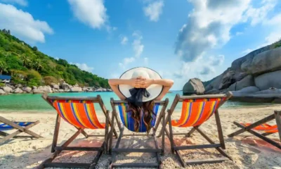 donna stesa in spiaggia in vacanza