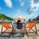 donna stesa in spiaggia in vacanza