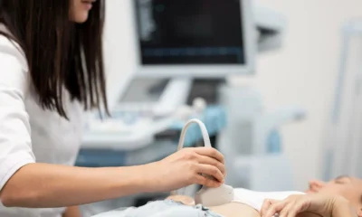 dottoressa fa una ecografia all'addome di uomo