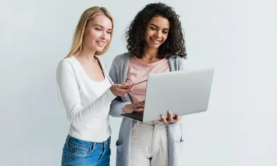 due ragazze leggono notizie in un portatile