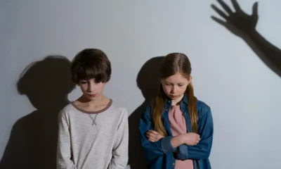 due ragazzine minacciate da una mano