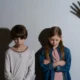 due ragazzine minacciate da una mano