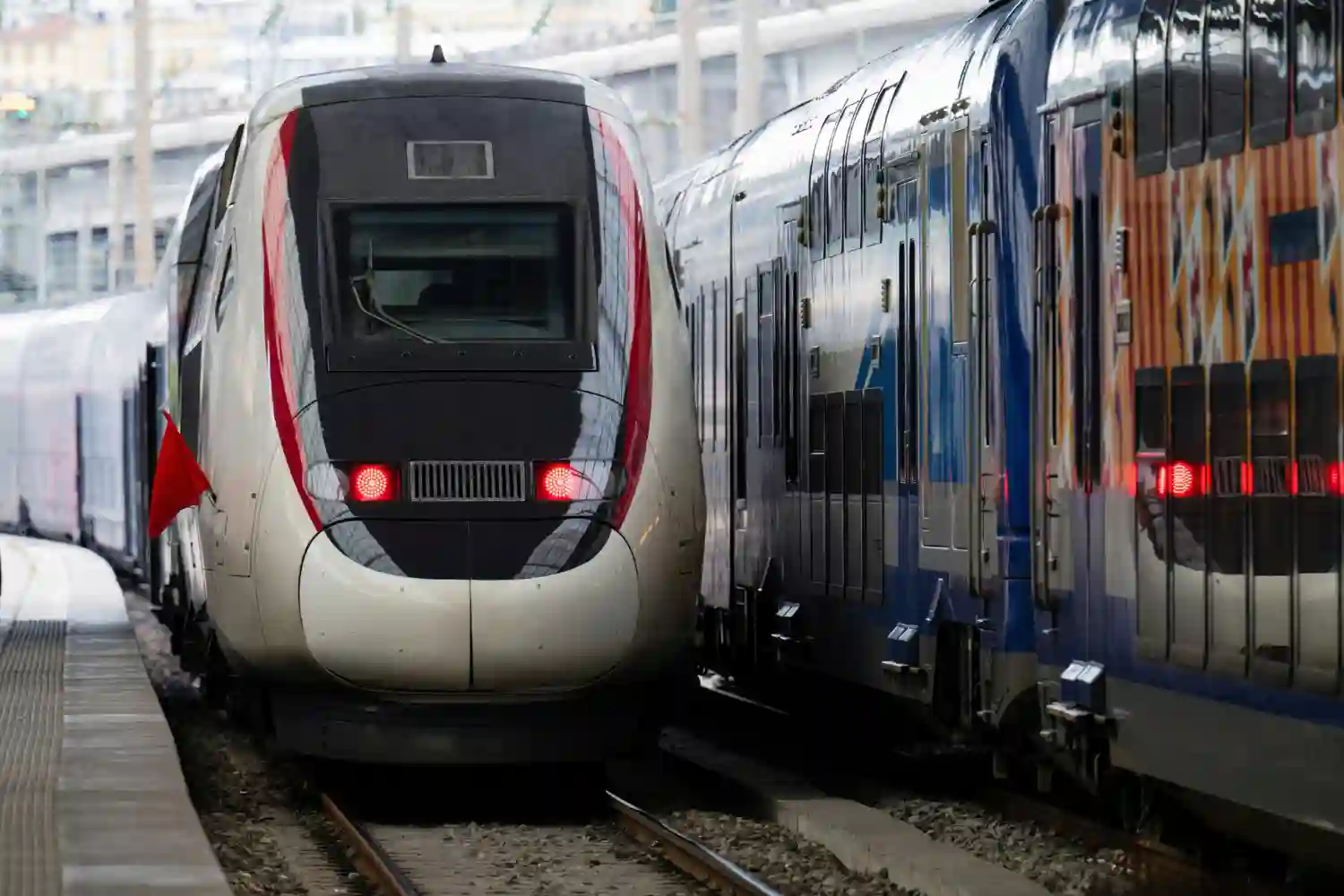 due treni fermi in stazione