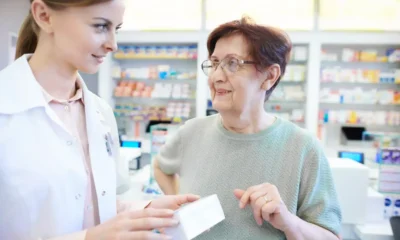 farmacista da Palexia a donna anziana
