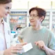 farmacista da Palexia a donna anziana