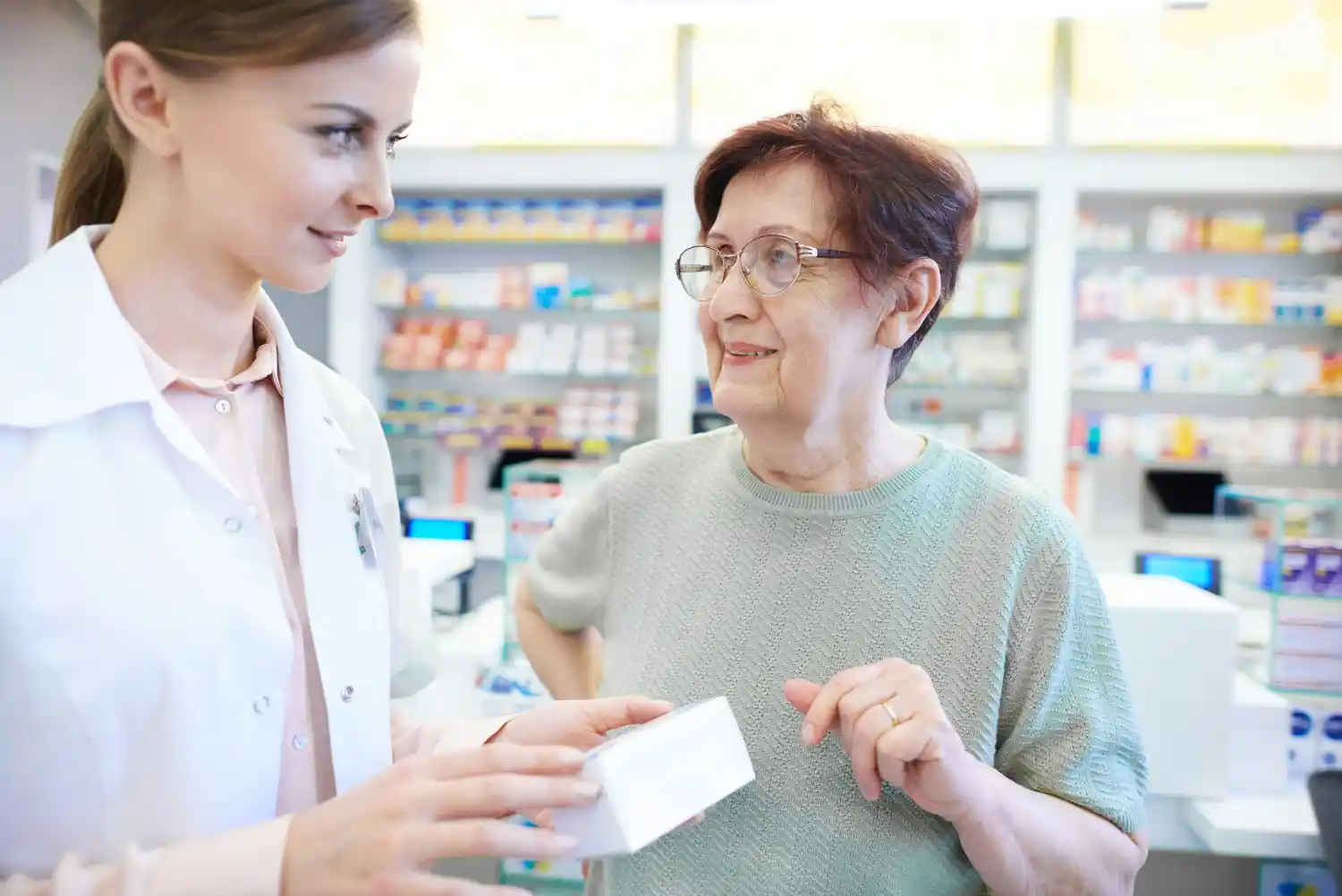 farmacista da Palexia a donna anziana