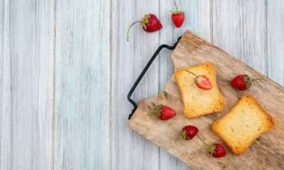 fette biscottate su tavolo con fragole